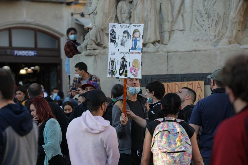 Fotos: La concentración de los negacionistas en Vitoria, en imágenes