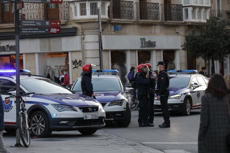 Fotos: La concentración de los negacionistas en Vitoria, en imágenes