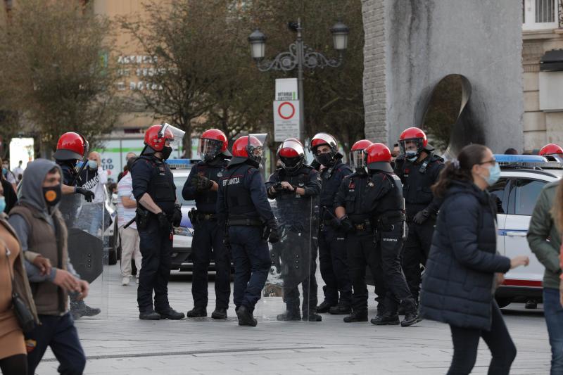 Fotos: La concentración de los negacionistas en Vitoria, en imágenes