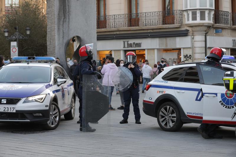 Fotos: La concentración de los negacionistas en Vitoria, en imágenes