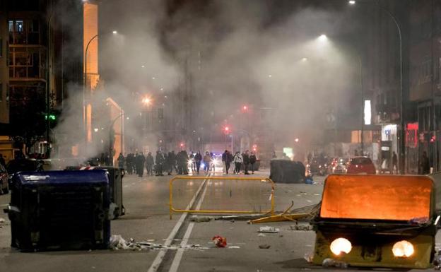 Imagen de las calles de Burgos durante los disturbios que se han producido contra las restricciones 