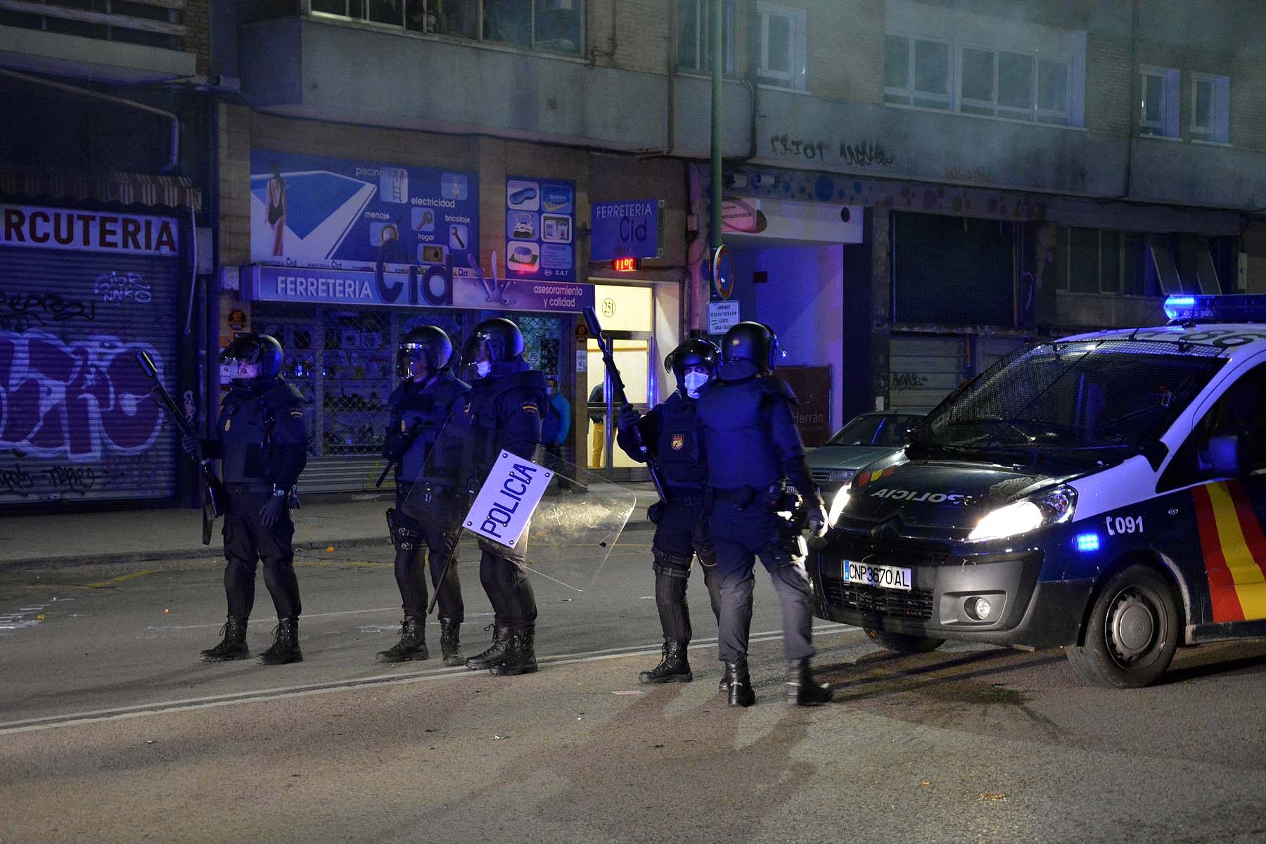 Fotos: La concentración contra las medidas anticovid acaba en batalla campal en Gamonal