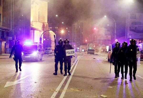 Fotos: La concentración contra las medidas anticovid acaba en batalla campal en Gamonal