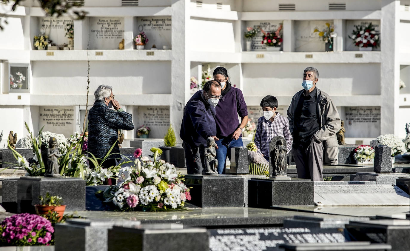 Vitoria no les olvida. Los cementerios de Santa Isabel y El Salvador albergan un atípico día de Todos los Santos