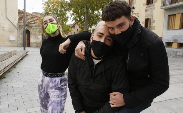 Iratxe Aguilera (Kai Nakai) y Beñat Oribe y Gari Uriarte (Dupla) ya han colaborado juntos en la canción 'Olatu berria'. 