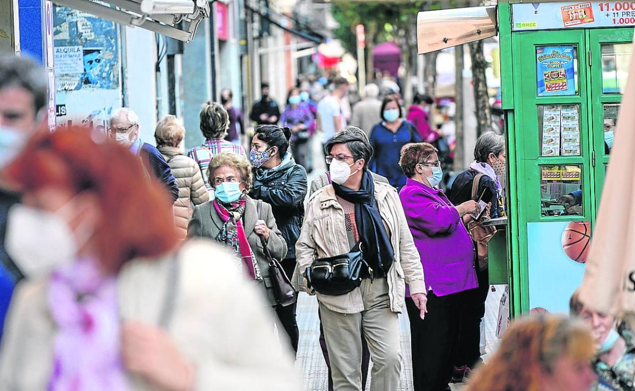 Una de las principales arterias de Deusto mantiene una actividad notable. 