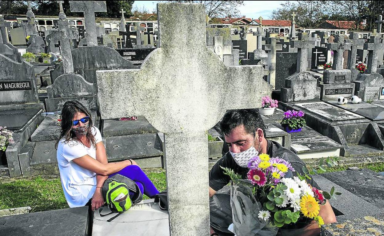 Recuerdo. En el cementerio de Getxo también hubo mucha menos afluencia que otros años, cuando podían acudir desde otros municipios.