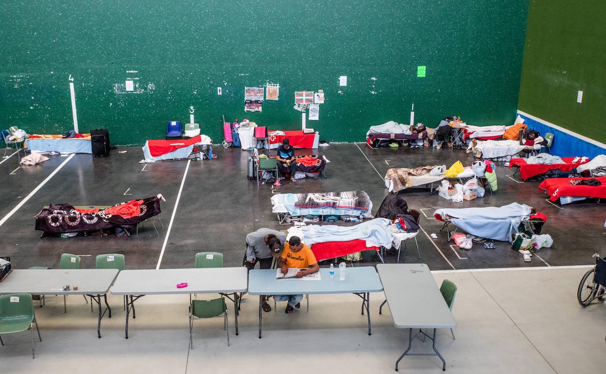 Vista del fronton de Lakua, habilitado para personas sin hogar durante la crisis del coronavirus