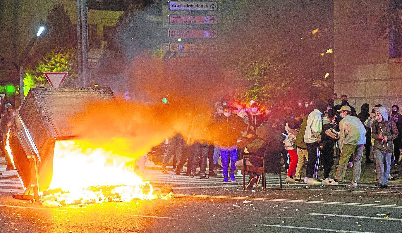 Numerosos jóvenes protagonizaron anoche violentos choques con la Policía en el centro de Logroño. 