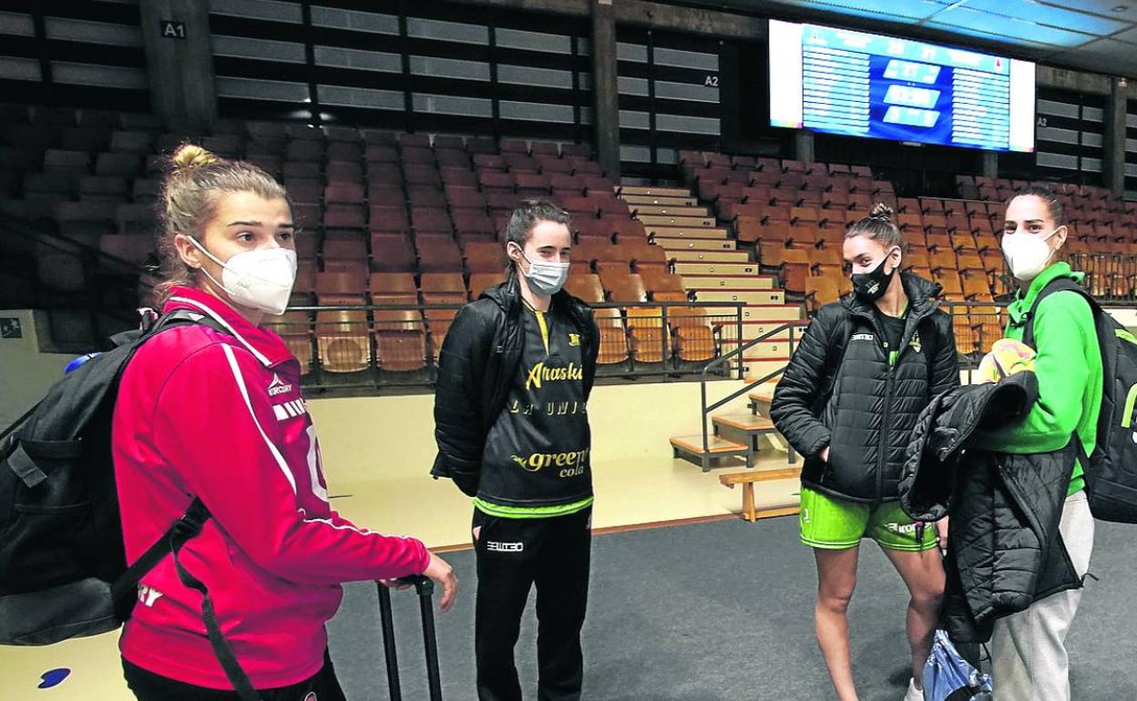 Jugadoras del Kutxabank Araski y el Zaragoza esperan tras la cancelación del partido. 