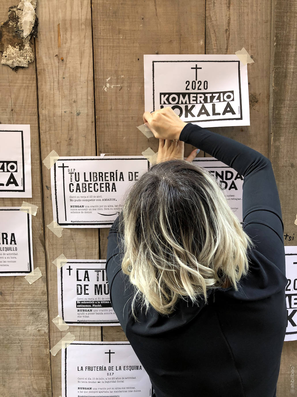 Fotos: Esquelas y coronas de flores: una tienda del Casco Viejo recrea el cementerio del comercio local