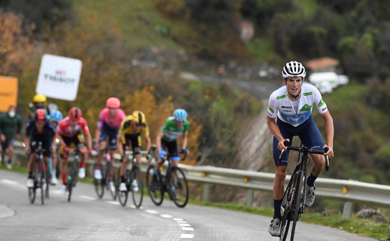 Enric Mas ataca en el Angliru. 