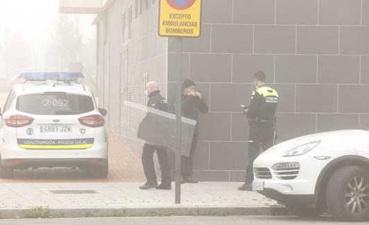 Agentes, envueltos en una espesa niebla, en el operativo de búsqueda. 