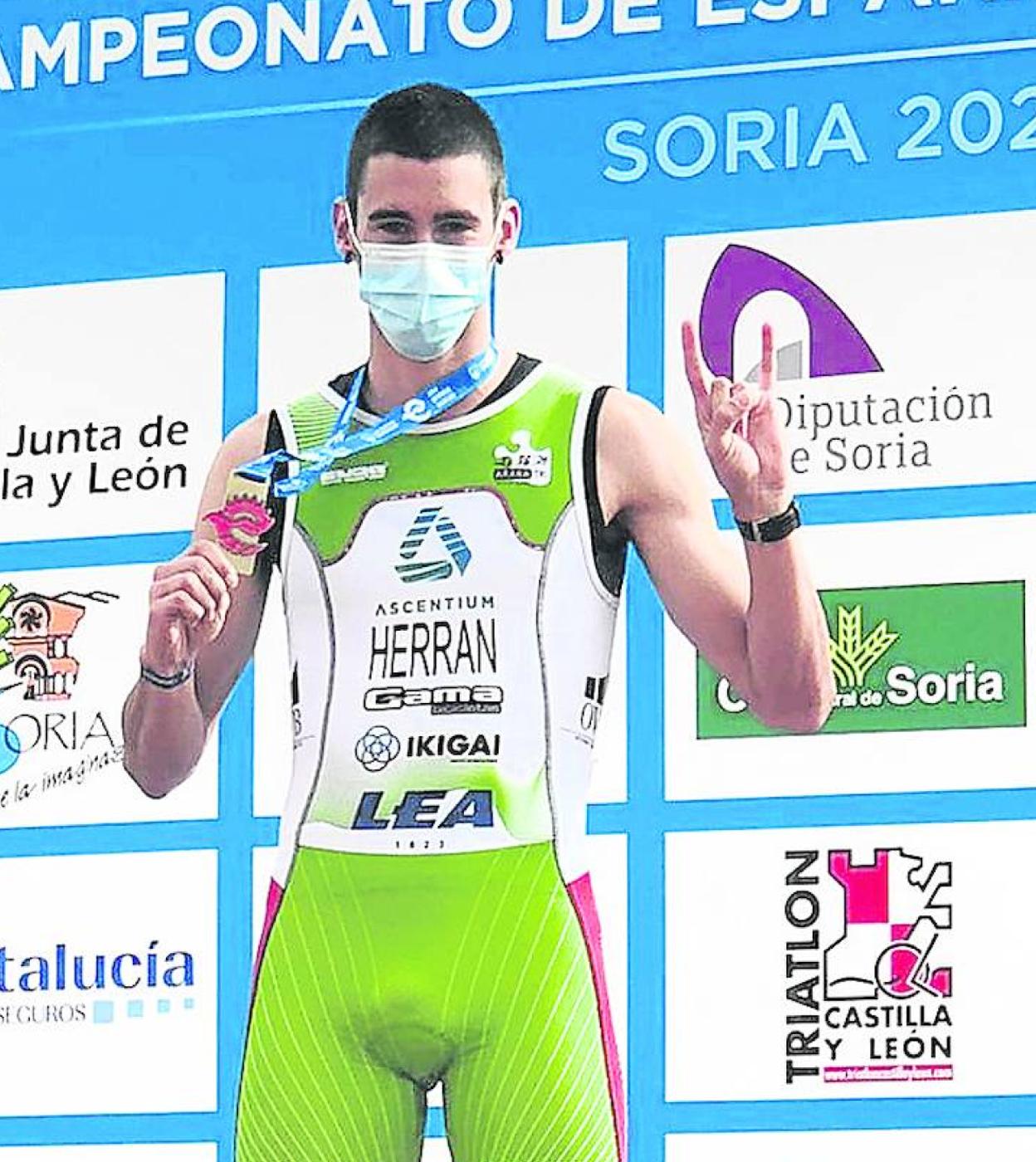 Herrán celebra en el podio de Soria su primer puesto. 
