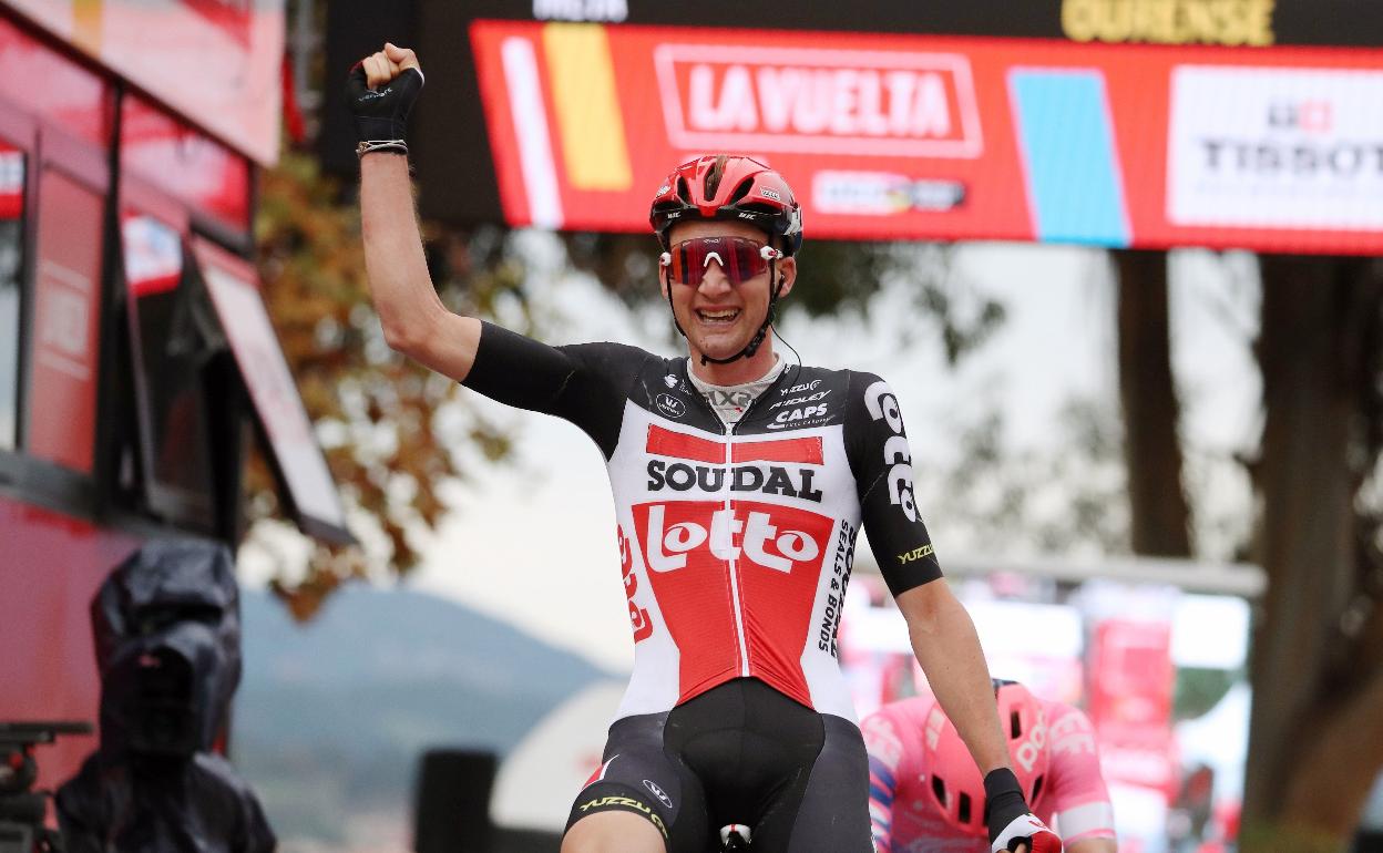 Wellens celebra el triunfo por delante de Woods. 