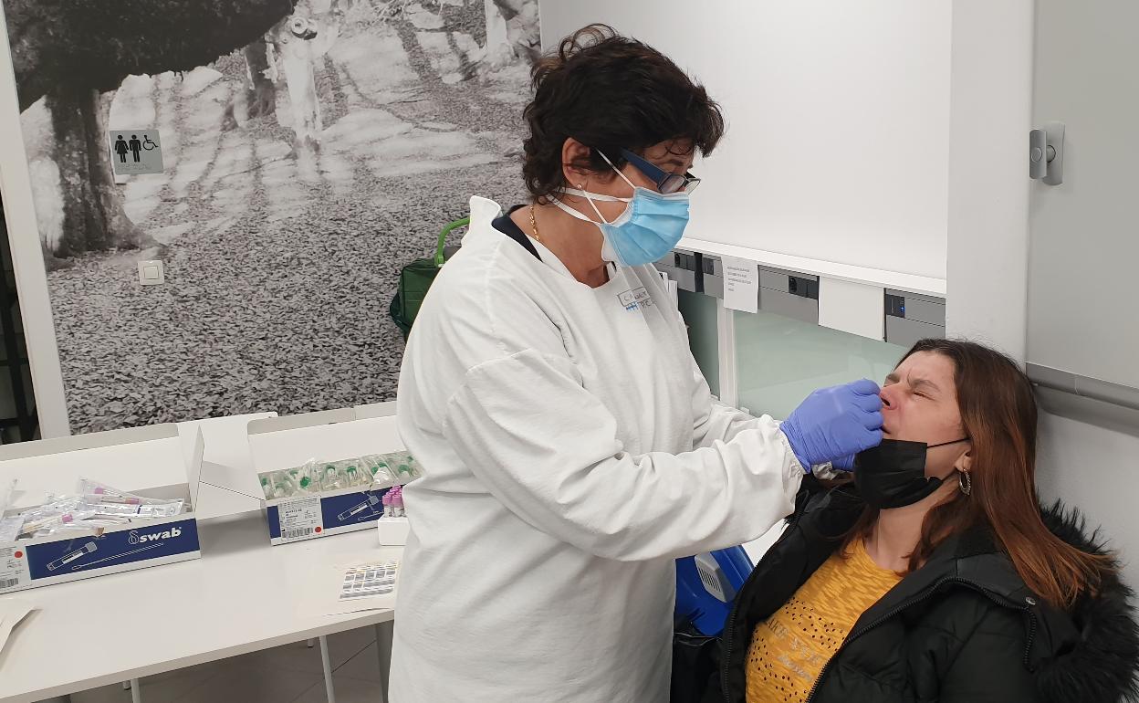 Una trabajadora de la residencia IMQ Igurco José María Azkuna realiza la prueba PCR en Amorebieta. 