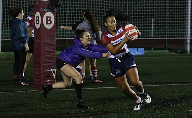 Imagen principal - Eneko Carlón, abajo, dando instrucciones a las suyas. 