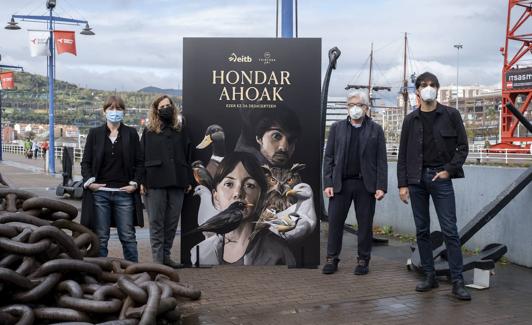 Nagore Aranburu, Marian Fernandez, Eneko Sagardoy eta Edu Barinaga, atzoko aurkezpenean, Bilboko Itsasmuseumen.