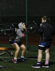 Imagen secundaria 2 - Eneko Carlón, abajo, dando instrucciones a las suyas. 