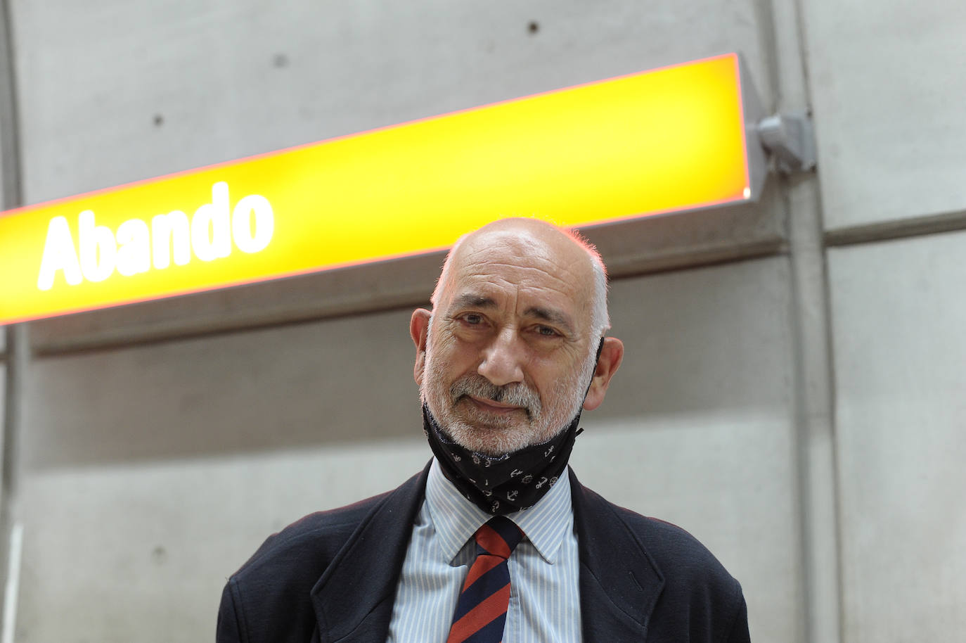 "El coche no lo cojo nunca, el metro me resulta más cómodo. Aparte del diseño espectacular, es de una calidad bastante aceptable, aunque es una bilbainada. Otros han tratado de imitarno. Si nos ponemos a comparar, el metro de Barcelona lo veo algo más adelantado y el de Madrid, por haber sido el primero, diría que la infraestructura deja algo que desear". 