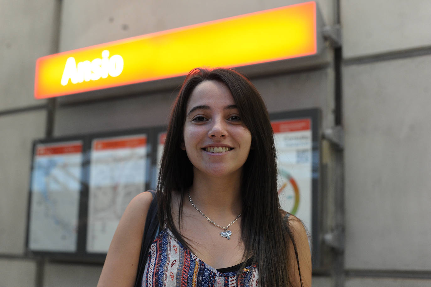 "Dejo el coche en Ansio y me desplazo en metro hasta Barakaldo. Para tener 25 años, el metro no está nada mal. Anda, son los mismos que tengo yo. Estaría bien que pusieran más frecuencias en la línea 2, cada vez que lo pierdo son siete minutos de espera". 