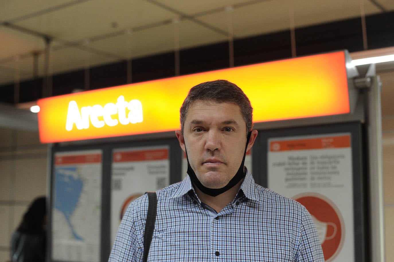 "Es cómodo, te lleva a todos los sitios, hay una buena rutina de trenes. Para mí, que soy de Madrid, éste es un metro de andar por casa. El de Madrid, eso sí, está más descuidado. 25 años, ya es una buena edad, el metro de Bilbao se ha hecho adulto". 