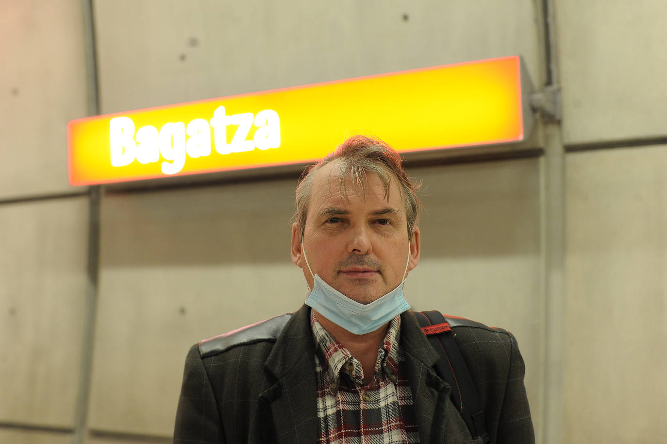 "Por trabajo, lo cojo cuatro veces al día, mañana y tarde. Soy técnico electrónico de servicios de telefonía y me desplazo continuamente. Lo he usado desde que se inauguró. Me gusta lo limpio que está. Retrasos sabes que siempre los va a haber. Hay cosas que son ponderables y otras no lo son. Viajo siempre de pie, por costumbre y para no molestar con mi mochila". 