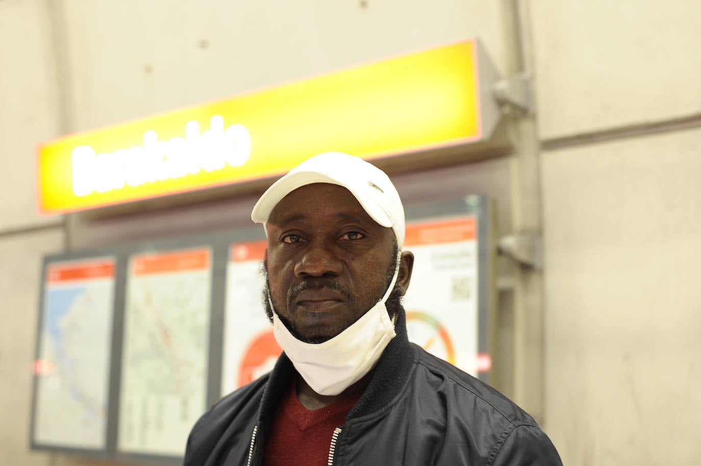 "Este es un transporte que me conviene, antes cogía el bus. Aunque para ir a Balmaseda, es lo único que tengo, ya podía llegar el metro allí. A veces hay muchos pasajeros que van hacia Bilbao y te quedas atrapado entre las puertas a la hora de salir, pero no puede decirse que sea un metro masificado como el de Barcelona o el de Madrid. Yo suelo ir leyendo un libro o rezando conun rosario que llevo en la mochila, así se me pasa el trayecto volando". 