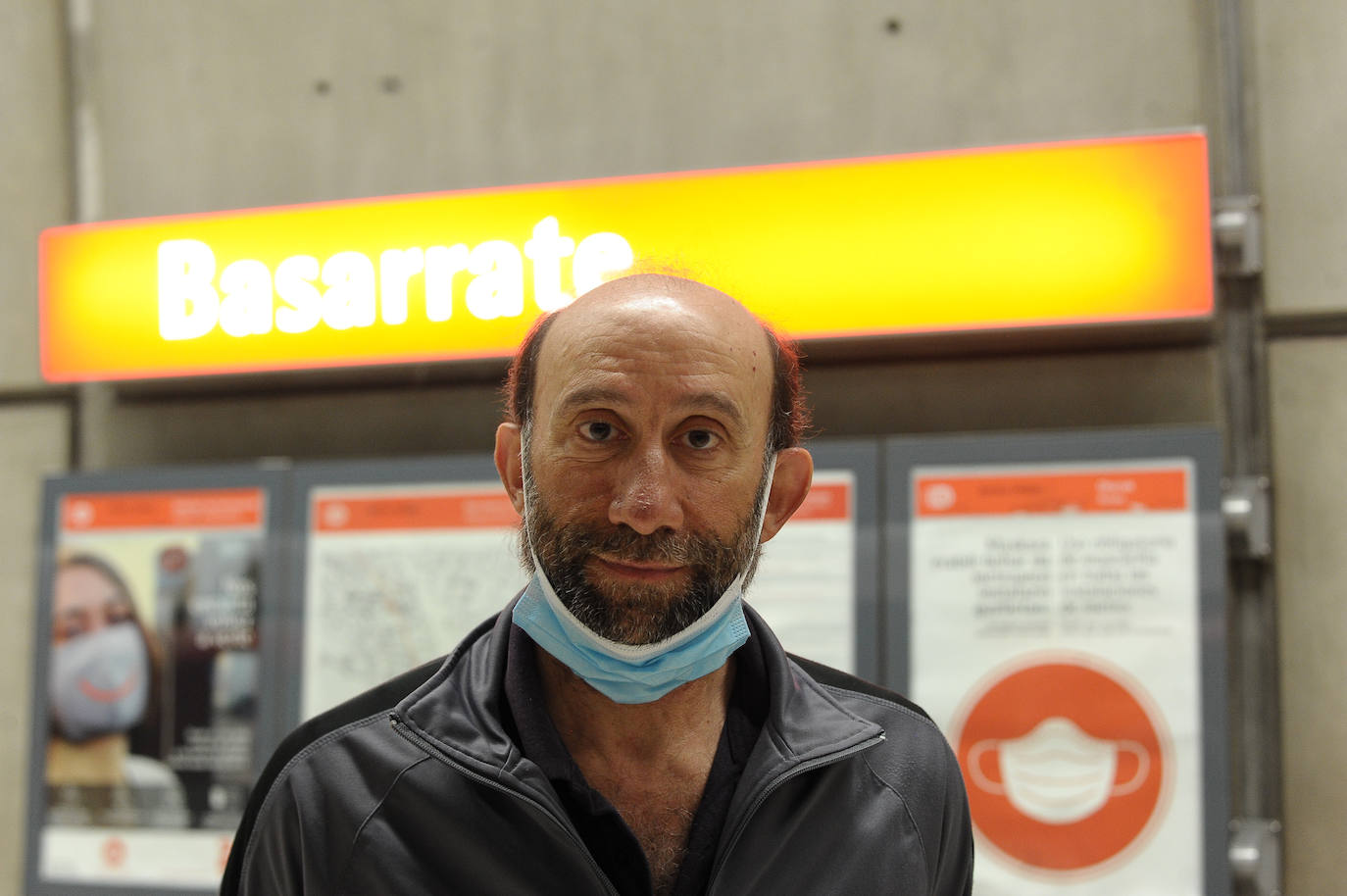 "En Bilbao ya no se puede meter el coche, por la congestión de tráfico que hay y porque es imposible aparcar. Yo vengo en el tren de Lemona y engancho con el metro en Etxebarri, es fácil. Eso sí, cada vez viajo menos veces sentado, la mayoría de los días no encuentro sitios libres". 