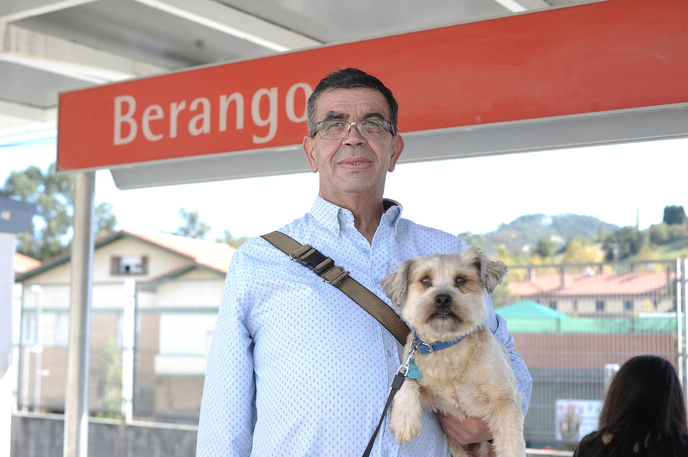 "Viajo con mi mascota, un perrito que se llama Boby Junior. Lo pongo sobre mis rodillas y sobre el andén lo llevo en brazos hasta que salimos. Veo a bastantes perros en el metro, lo importante es cumplir las normas". 