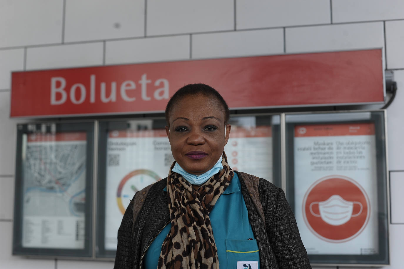 "Empiezo a trabajar temprano por la mañana y cojo el metro a las seis, el primero del día. A esa hora somos muchos en el andén, aunque parezca mentira. Lo prefiero al coche, es más seguro y genera menos contratiempos. Además de rápido, se adapta como un guante a mi horario de trabajo. Soy empleada de la limpieza en Galdakao". 