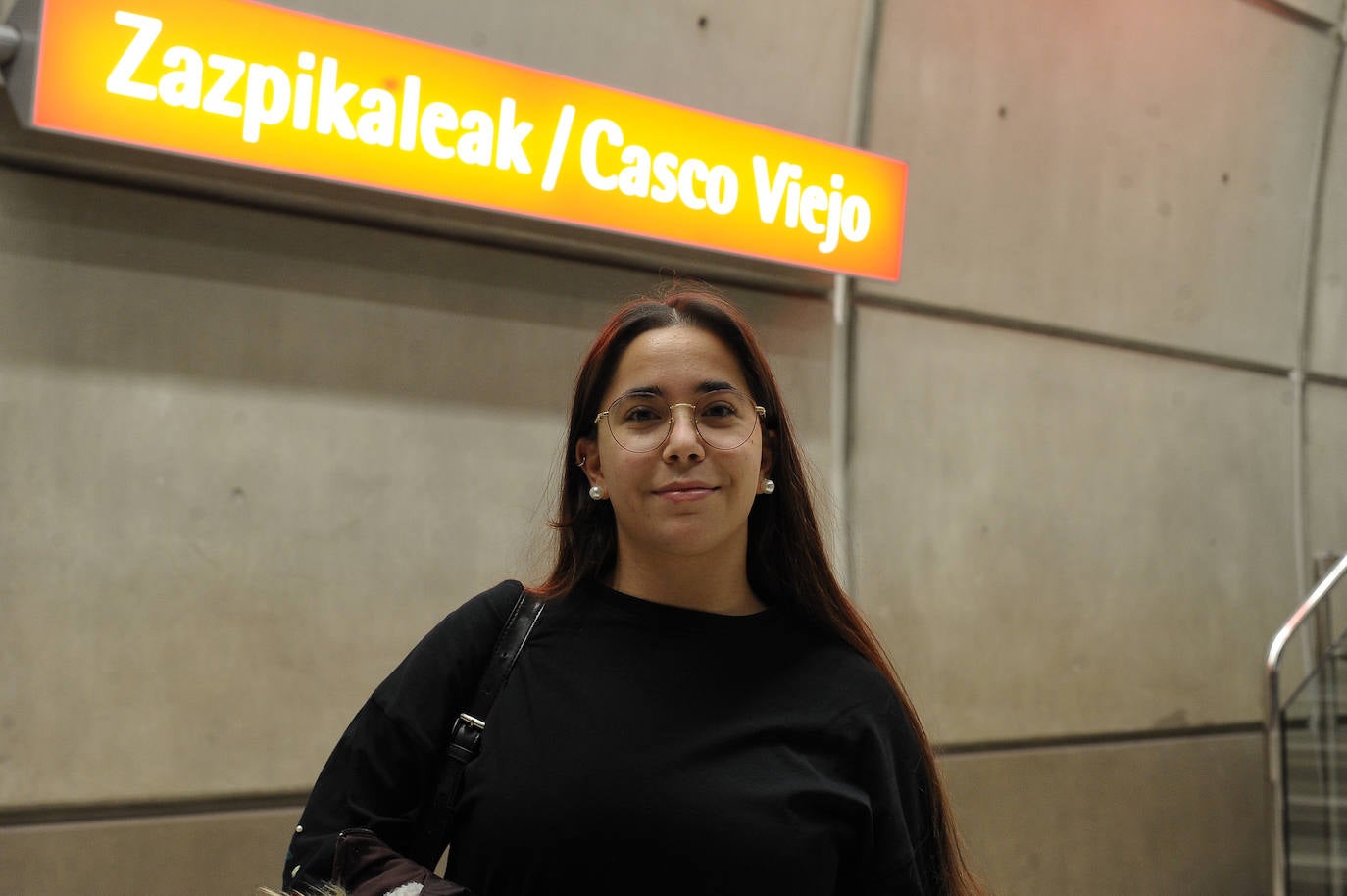 "Tengo 19 años y estudio un Grado Superior de Laboratorio en el Casco Viejo. Vengo todos los días desde Santurtzi. La pega, que siempre viajo en horas punta, a las ocho y a las dos, cuando se acumula más gente. He visto el metro de París y este es mejor, en mi opinión. El bus también lo uso cuando vengo con mi madre, porque nos gusta ir mirando el paisaje y nos relaja más que el metro, que tiene un ritmo frenético". 