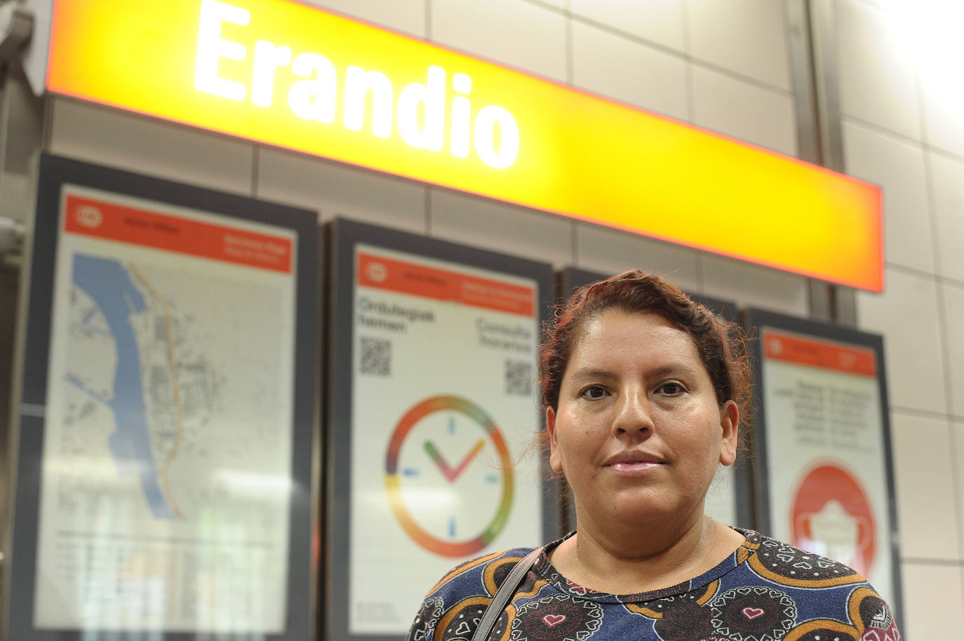 "Voy a diario desde Las Arenas a Bideazabal. El bus a Berango es cada hora y aunque el metro me deja más lejos, lo prefiero. No me importa no ir sentada, lo importante es viajar. En el metro me encuentro con muchos compatriotas bolivianos". 