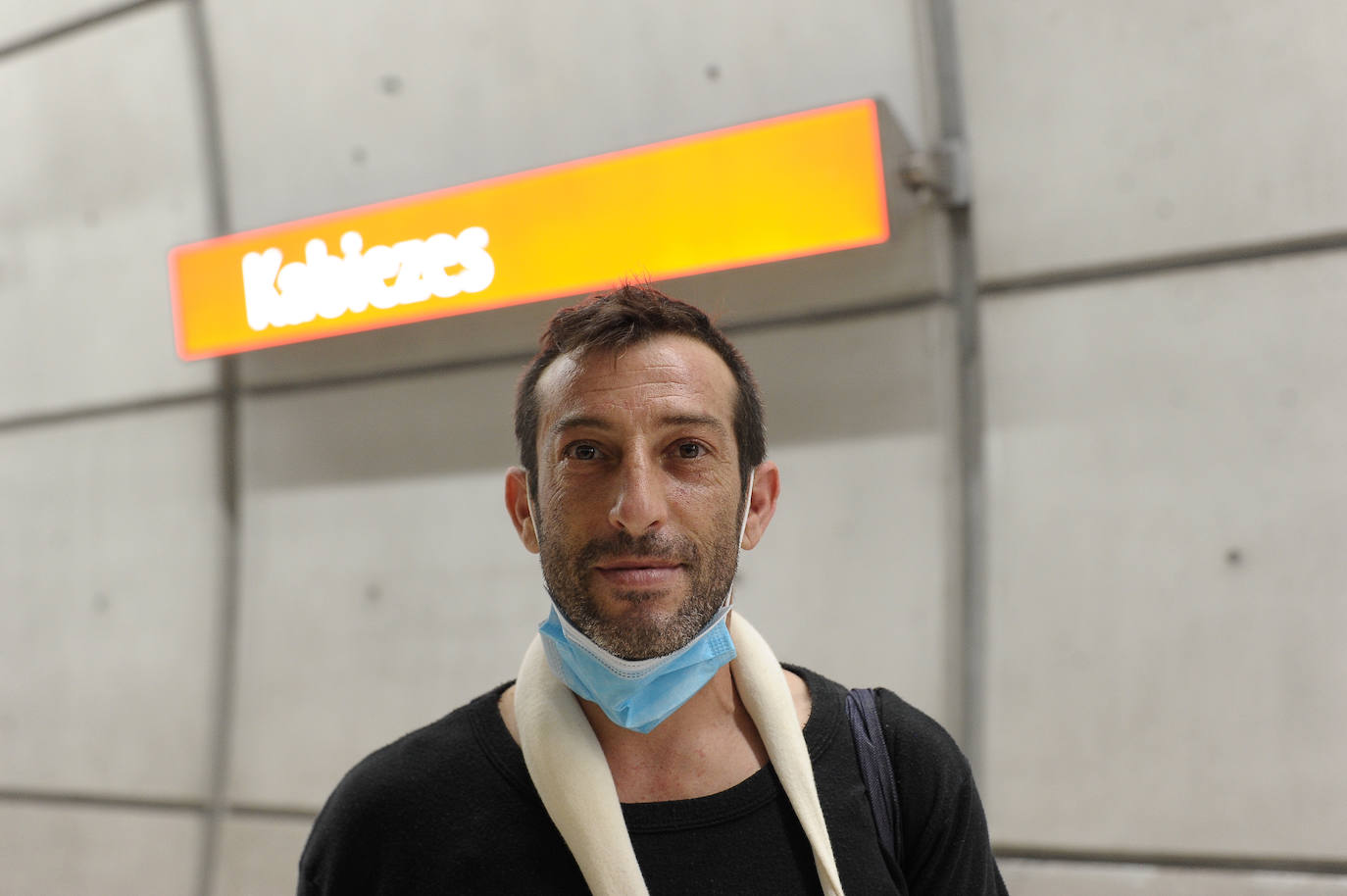 "Soy abierto y amigable y me gustar ir charlando con alguien, siempre que puedo. Si voy a Bilbao, no lo dudo, cojo el metro, pero para moverme por Muskiz, por donde trabajo, no. Lo que no me gusta es que haya mucha gente y viajar apretadito". 