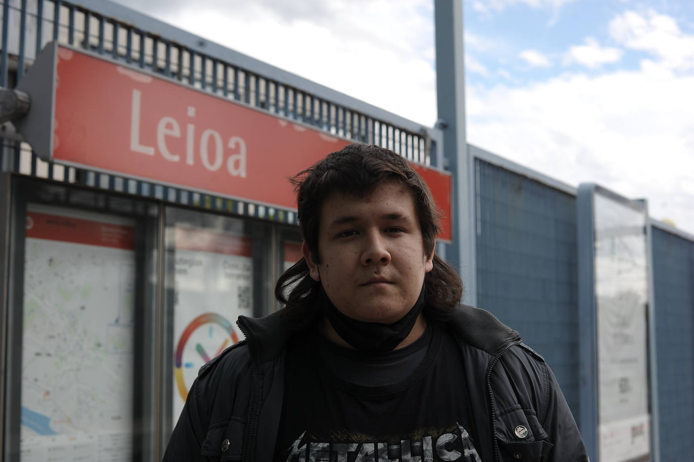 "Lo único que no me gusta es que, en invierno, la calefacción del metro está muy alta y el contraste con la temperatura de fuera es muy alto. Estudio para ser carrocero, quién sabe, quizá algún día me vea arreglando alguno de los coches del metro". 