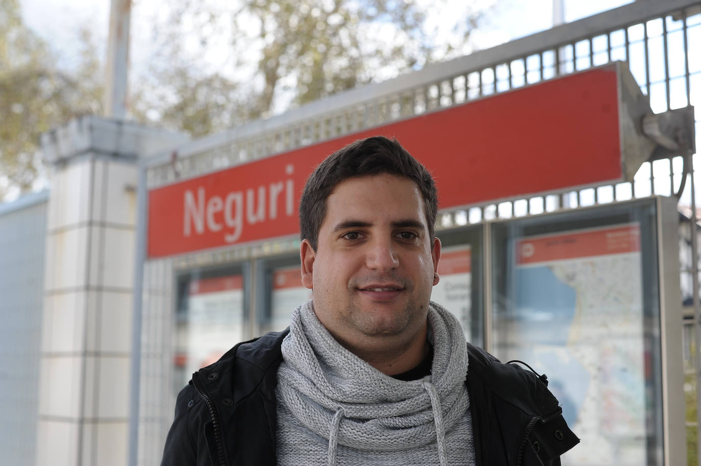 "El que inventó el metro en su día lo inventó todo. Faltan baños, alguna que otra vez sí los he echado en falta. En verano los trenes vienen a tope, porque la gente va a la playa, pero ahora con el Covid, se nota diferencia. Yo nací en el 88, cuando lo inauguraron tenía siete años, ni me acuerdo. Para ir a Bilbao cogería el coche, pero el atasco es de campeonato". 