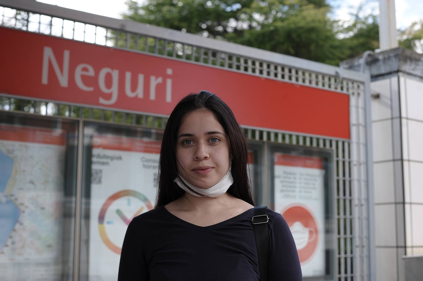 "Dejo a mi hijo en la guardería y vengo en metro, ¡viene tan rápido! Lo puedes coger en un apuro porque no tarda en llegar. En esta estación tienes que tener cuidado con el carrito del bebé, porque una vez se me quedaron encajadas las ruedas entre el vagón y el andén y casi se me vuelca. Para una persona en silla de ruedas también debe de ser complicado". 