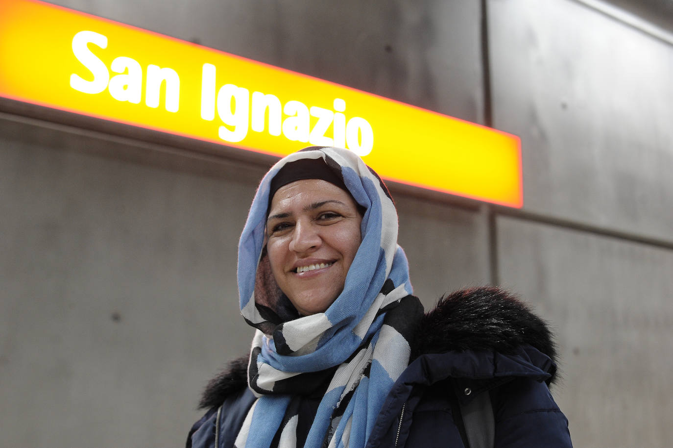 "No siempre voy en metro, sólo cuando tengo prisa, porque así evito los semáforos. Me gusta mucho, porque es más tranquilo que el autobús, pero cuando voy con mis hijos pequeños, gemelos de tres años y otro de ocho, siento miedo porque se mueven por el andén. Me gustaría que hubiera unas mamparas . Eso sí, el diseño es muy bueno, tiene mucha luz". 
