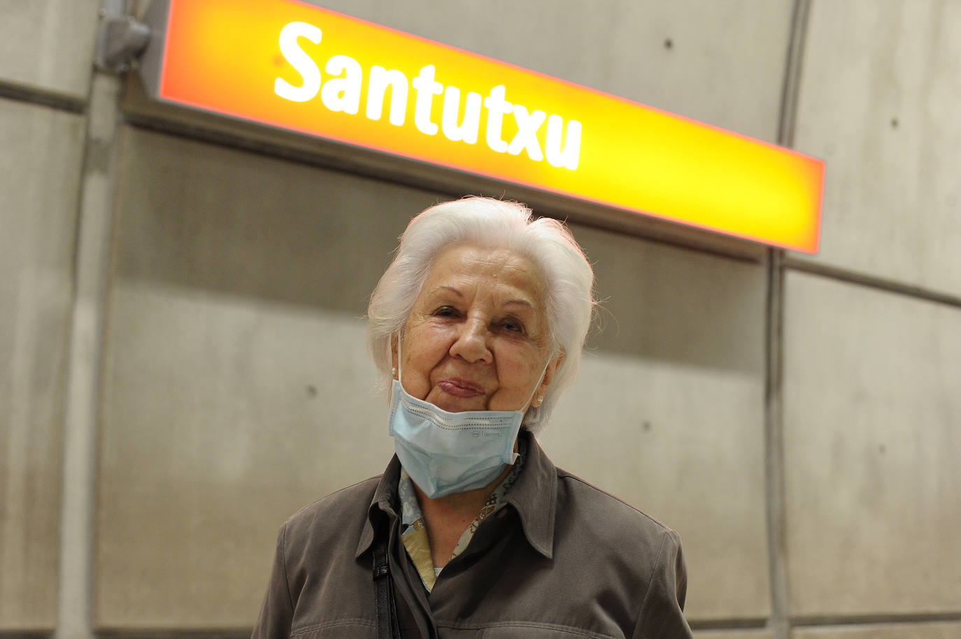 "Me acuerdo del día de la inauguración, ¡la ilusión de meterte por un agujero e ir hasa aquí abajo! Suelo bajar a una pescadería de las Siete Calles desde mi barrio, Santutxu, en metro. Tengo la tarjeta de jubilada y es muy barato, 30 o 40 céntimos. Y subo siempre por las escaleras, el ascensor no lo he cogido nunca". 