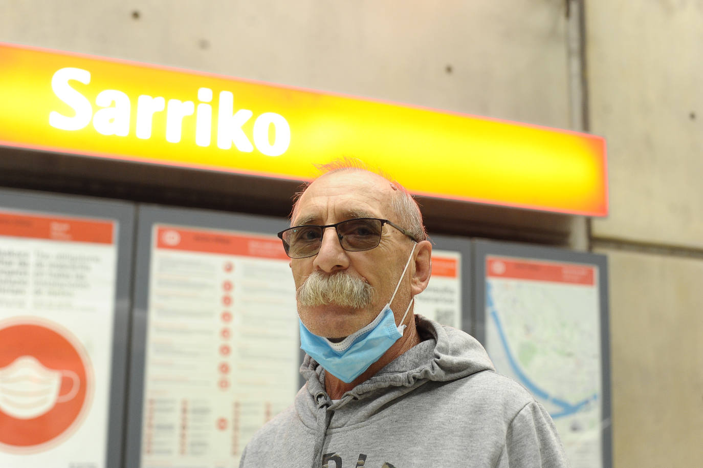 "Si tuviera que que mejorar algo, sería la seguridad. A veces coincides con una pandilla de gamberros que se piensan que están en su casa. Mi estación, Sarriko, es muy bonita, una de las que más. ¡Ene! Me acuerdo hace 25 años, no lo estrené hasta que pasó una semana o más. A mi nieta la encanta ir en el metro, cuando era más pequeña íbamos todo el viaje mirando las vías". 