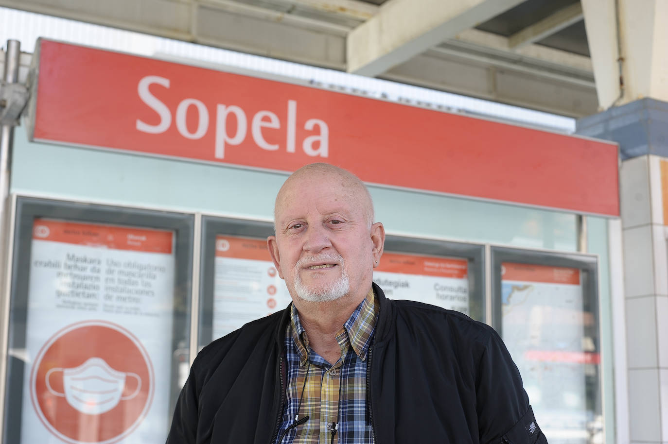 "Venir hasta Sopela en coche es una bobada. El metro ha dado vida. Yo vine aquí hace 40 años y no teníamos más que La Avanzada y Unbe. Por Unbe teníamos que ir a dos ruedas, según dónde tocaban las curvas. Llegabas a Lejona y, por ahí, al cruce de La Cadena y a Enekuri. Y la de accidentes que había en Unbe, porque había caballos sueltos y, el día que llovía, la carretera estaba como estaba. Ha sido un adelanto, si lo hubiesen puesto hace 40 años no habría comprado ni coche. Pienso que, en invierno, sobran metros, de no ser en las horas punta".  