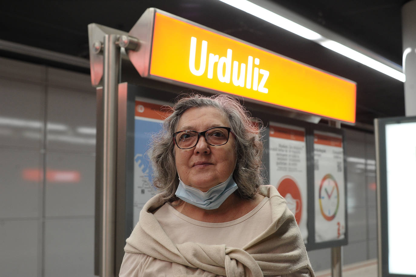 "El metro me pareció un adelanto, normal y lógico con los nuevos tiempos. En horas punta los vagones se quedan cortos, pero esto es un lujo. Hace años en los trenes había más comunicación entre los viajeros, ahora los mayores son más comunicativos que los jóvenes. El uso de los móviles frena todo diálogo, así que viajamos en silencio". 