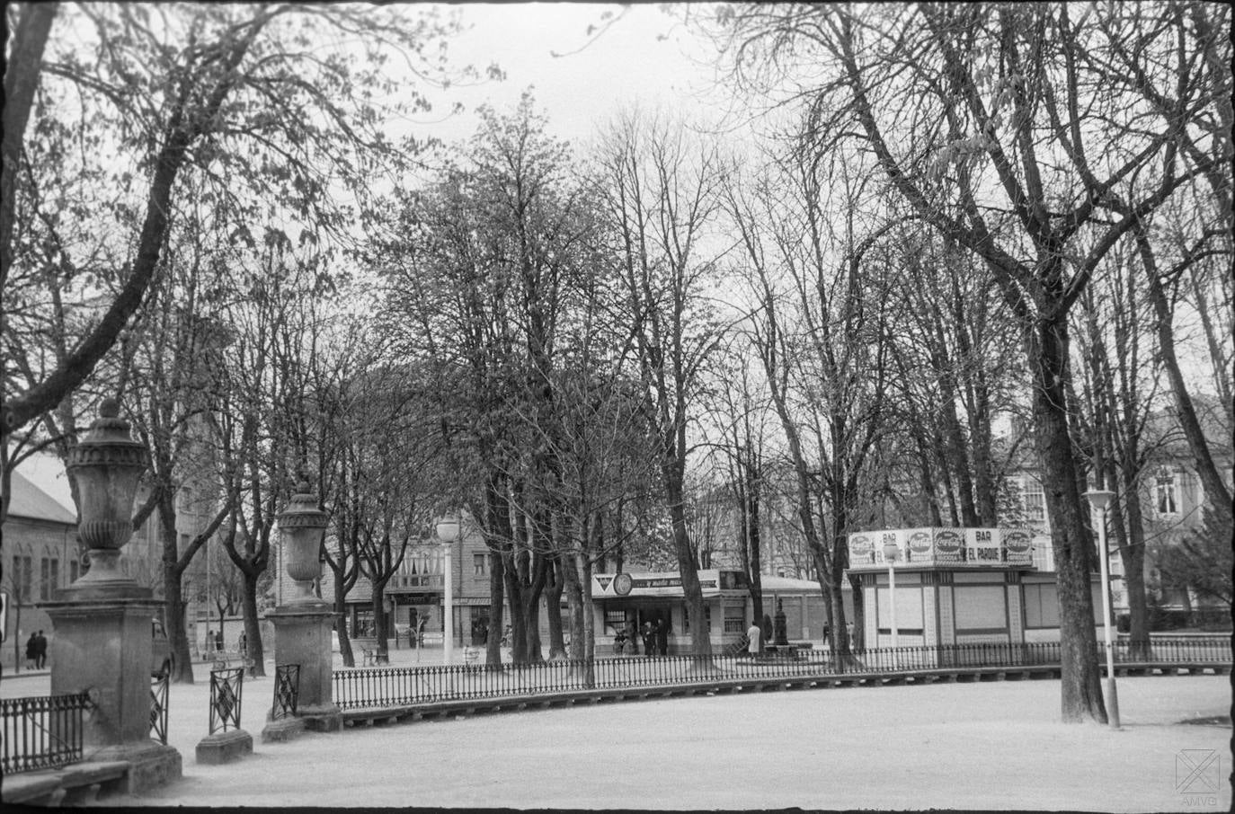 Quioscos del bar El Parque y la Churrería en el parque de La Florida. 19 de marzo de 1961