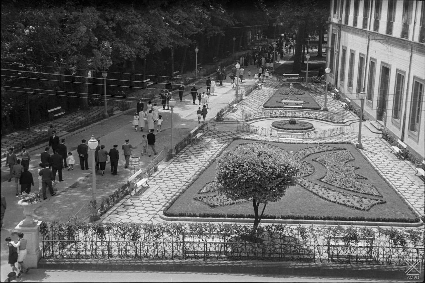 Aspecto del parque y paseo de La Florida con sus jardines recién reformados. Julio de 1957