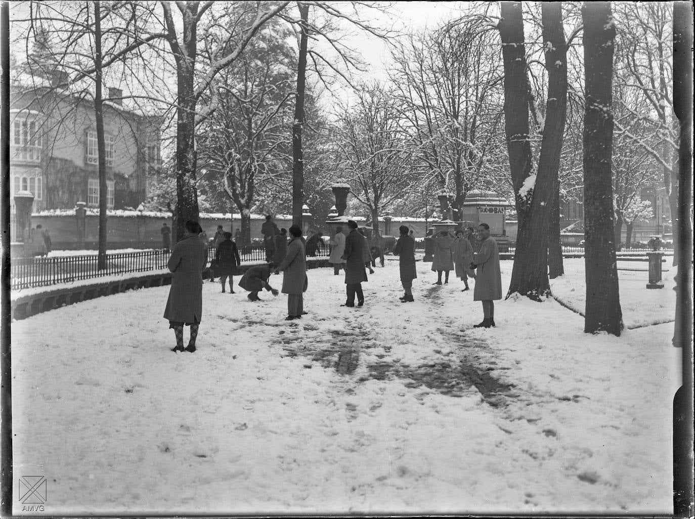 Jóvenes tirando bolas de nieve en el parque de La Florida. Hacia 1931