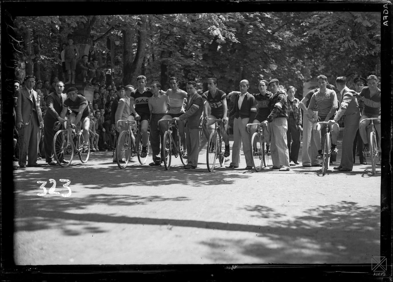 Ganadores de la prueba ciclista organizada en el parque de La Florida por Eusko Gastedi Kiroltzaleak con motivo de la celebración del Aberri Eguna en Vitoria. 21 de junio de 1936