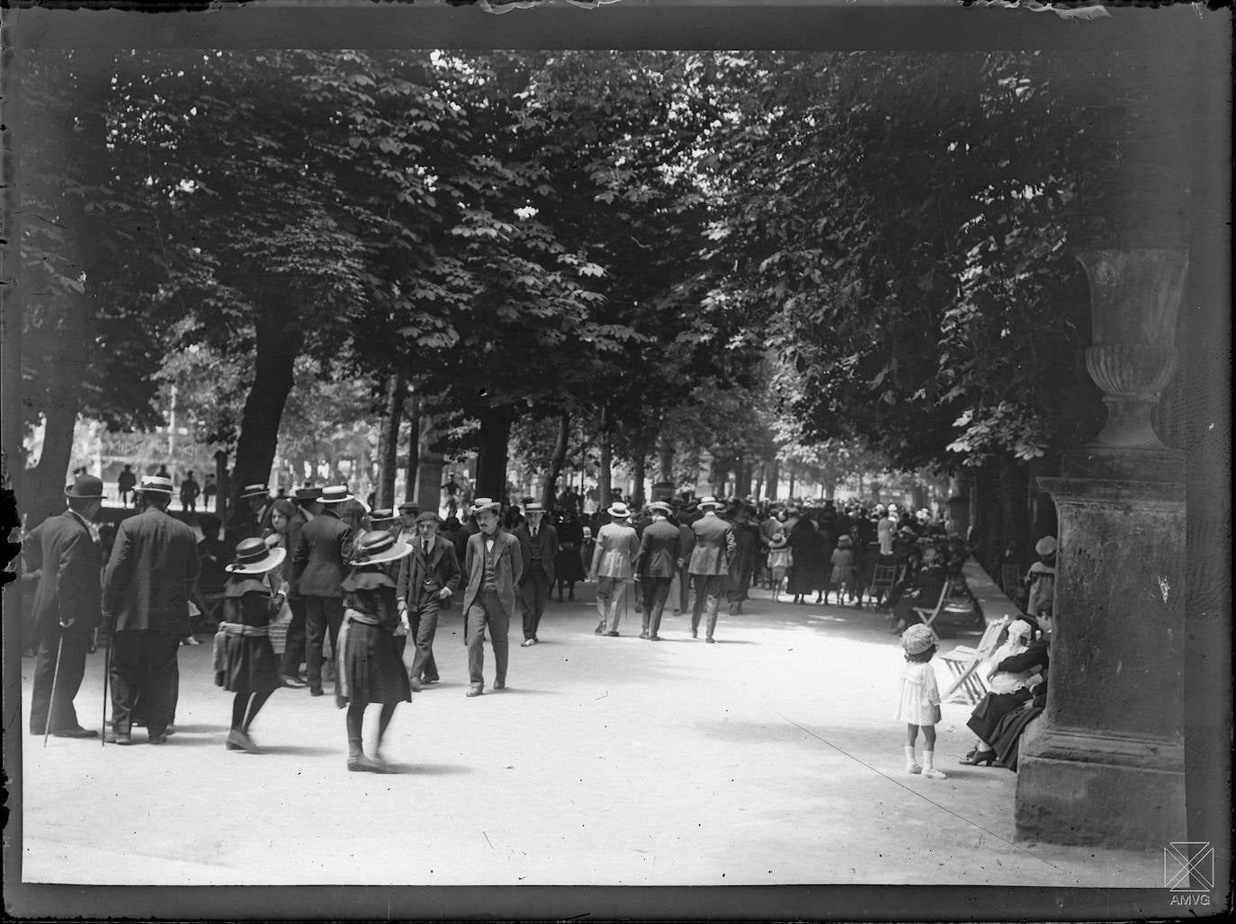 Niños y adultos paseando o descansando en el parque de La Florida. Hacia 1920