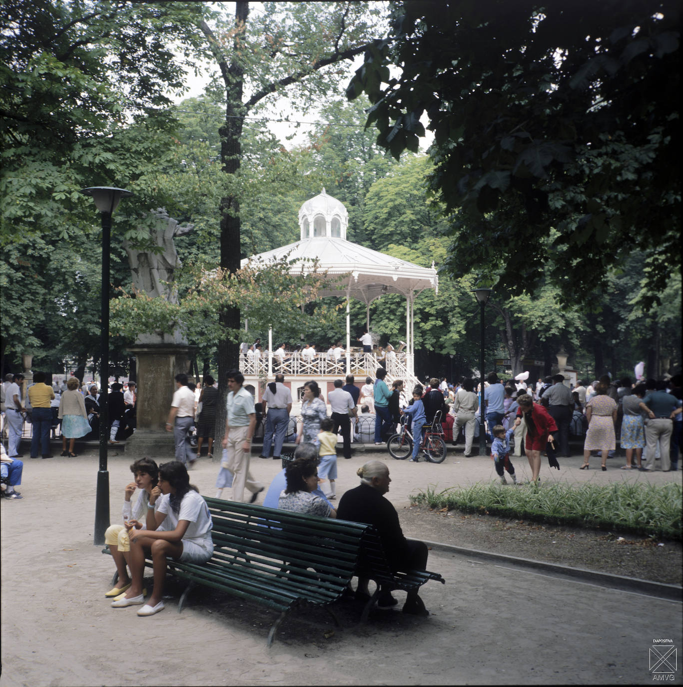 Público durante un concierto de la Banda Municipal en el parque de La Florida. Hacia 1985