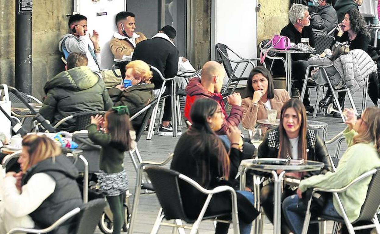 Las terrazas de los establecimientos hosteleros dejarán de tener actividad a partir de mañana tras el cierre del sector decretado por el Gobierno vasco hasta final de mes.