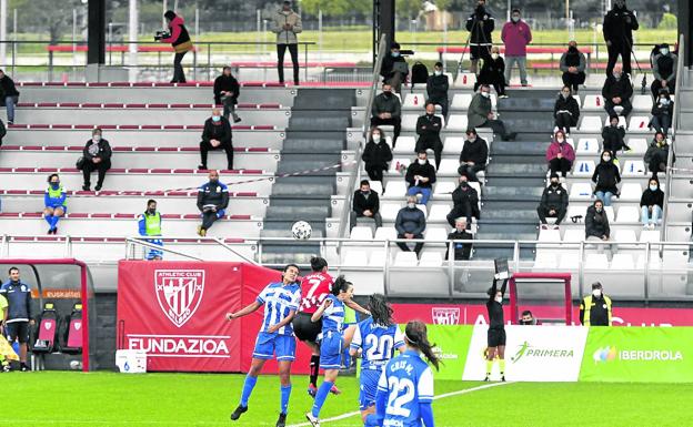 Las nuevas restricciones vacían de público los campos de fútbol y frontones